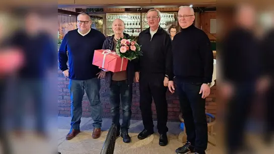 V.l.: Thorsten Hölting, Sparkasse Höxter, Grünkohlkönig Josef Struk, Ulrich Jung, Vorsitzender HKV, und Josef Weber, Gasthaus Weber. (Foto: privat)