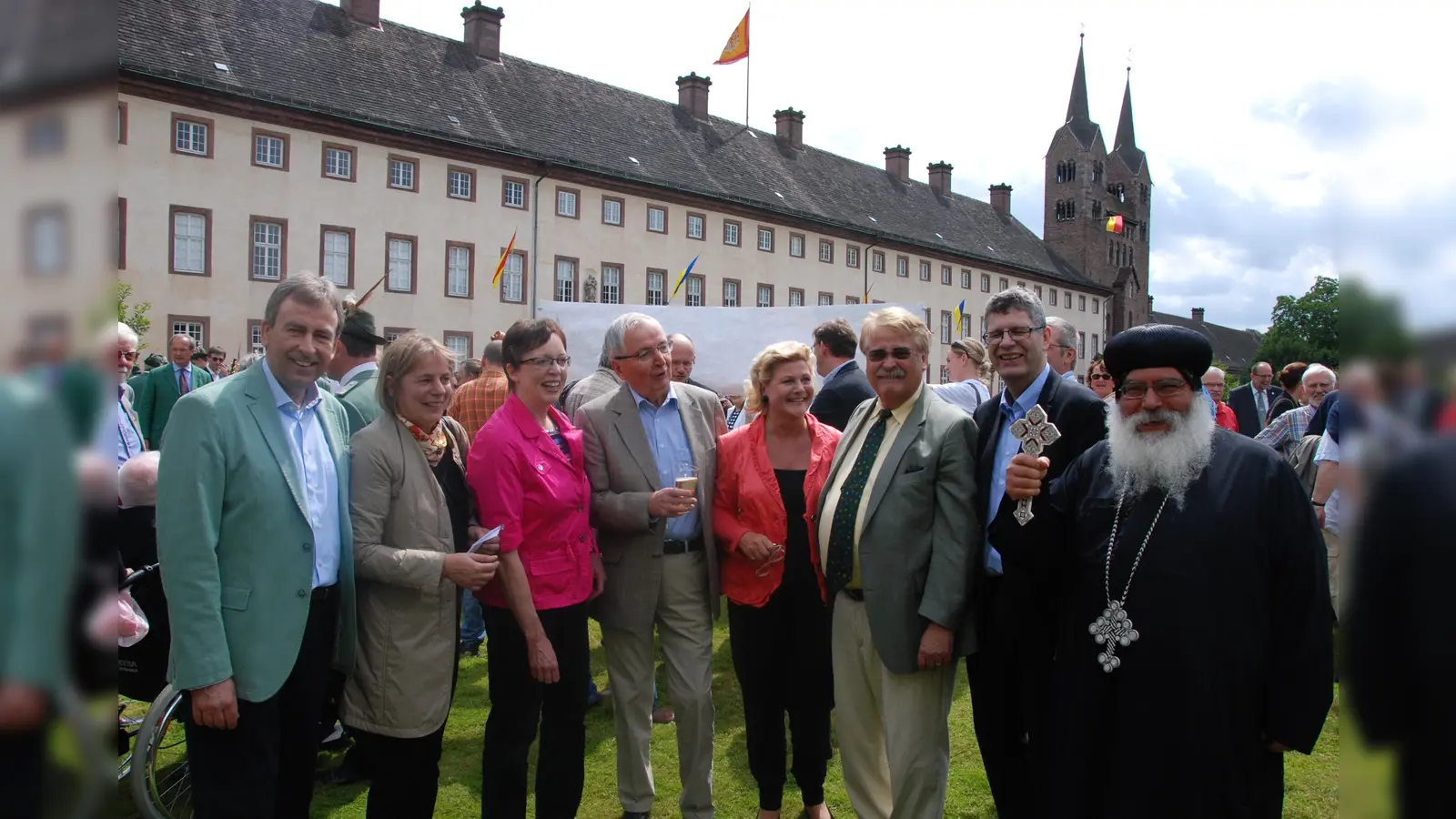 Bürgerfest in Corvey zur Feier der Welterbeanerkennung im Juni 2014: im Bild der damalige Landrat Friedhelm Spieker (von links), Dr. Birgitta Ringbeck (Auswärtiges Amt und maßgebliche Mitautorin des Antrags), Regierungspräsidentin Marianne Thomann-Stahl, Kulturkreis-Geschäftsführerin Dr. Claudia Konrad, Europaabgeordneter r Elmar Brok, Bundestagsabgeordneter Christian Haase (beide CDU) und der koptisch-orthodoxe Bischof Anba Damian. (Foto: Kirchengemeinde Corvey)