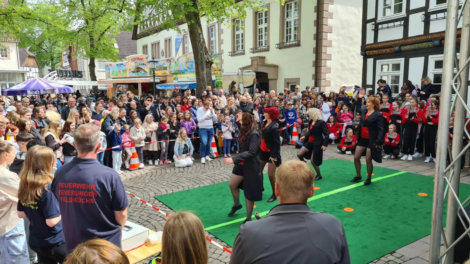 Das Show-Programm zog die Massen an. (Foto: Peter Vössing)