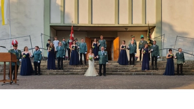 (v.l.) Oberst Mathias Gabsch , Sara Spieker,Maik Gasse, Jana und Matthias Nolte , Nadja und Sebastian Ulrich, Janina Gasse, Marco Kral, Svenja Müller, Florian Bode , Madlin Nolte, Hendrik Brockgreitens, Sabine Gasse, Günter Gasse, vorne Königin Ursula Grewe und Prinz Ulrich Nolte (Foto: Dirk Müller)