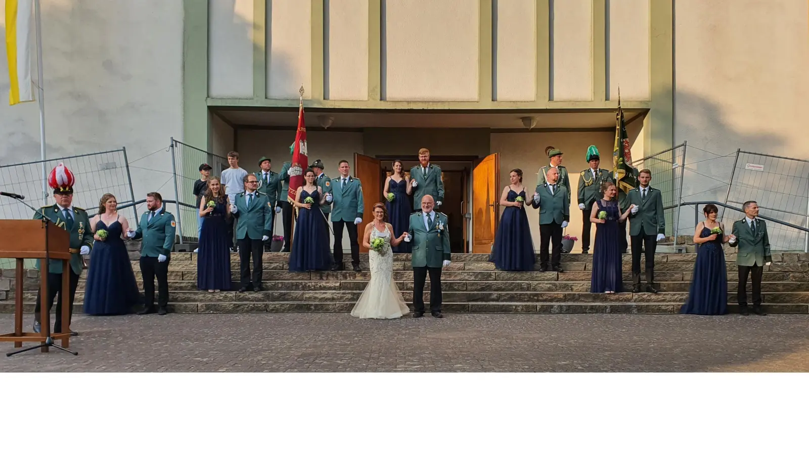 (v.l.) Oberst Mathias Gabsch , Sara Spieker,Maik Gasse, Jana und Matthias Nolte , Nadja und Sebastian Ulrich, Janina Gasse, Marco Kral, Svenja Müller, Florian Bode , Madlin Nolte, Hendrik Brockgreitens, Sabine Gasse, Günter Gasse, vorne Königin Ursula Grewe und Prinz Ulrich Nolte (Foto: Dirk Müller)