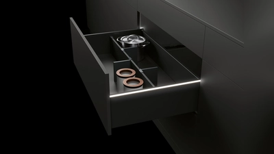 Hochwertig, einzigartig, designstark, individuell. Homogenes LED-Licht (4.000 Kelvin) in Form aufclipsbarer Profile verleiht den geöffneten Schubkästen ganz besondere Akzente durch ein außergewöhnliches Lichtdesign.  (Foto: AMK)