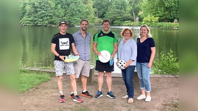 Freuen sich auf den Start der Kampagne „Platzwechsel” im Landkreis Holzminden (v.l.): Jan Kaschura (Runartists Holzminden), Steve Sander (KSB Holzminden), Kevin Kämpfer (FC Polle), Heike Grote (Kneipp-Verein Holzminden) und Marie Habermann (Stadt Holzminden).  (Foto: Kreissportbund Holzminden)