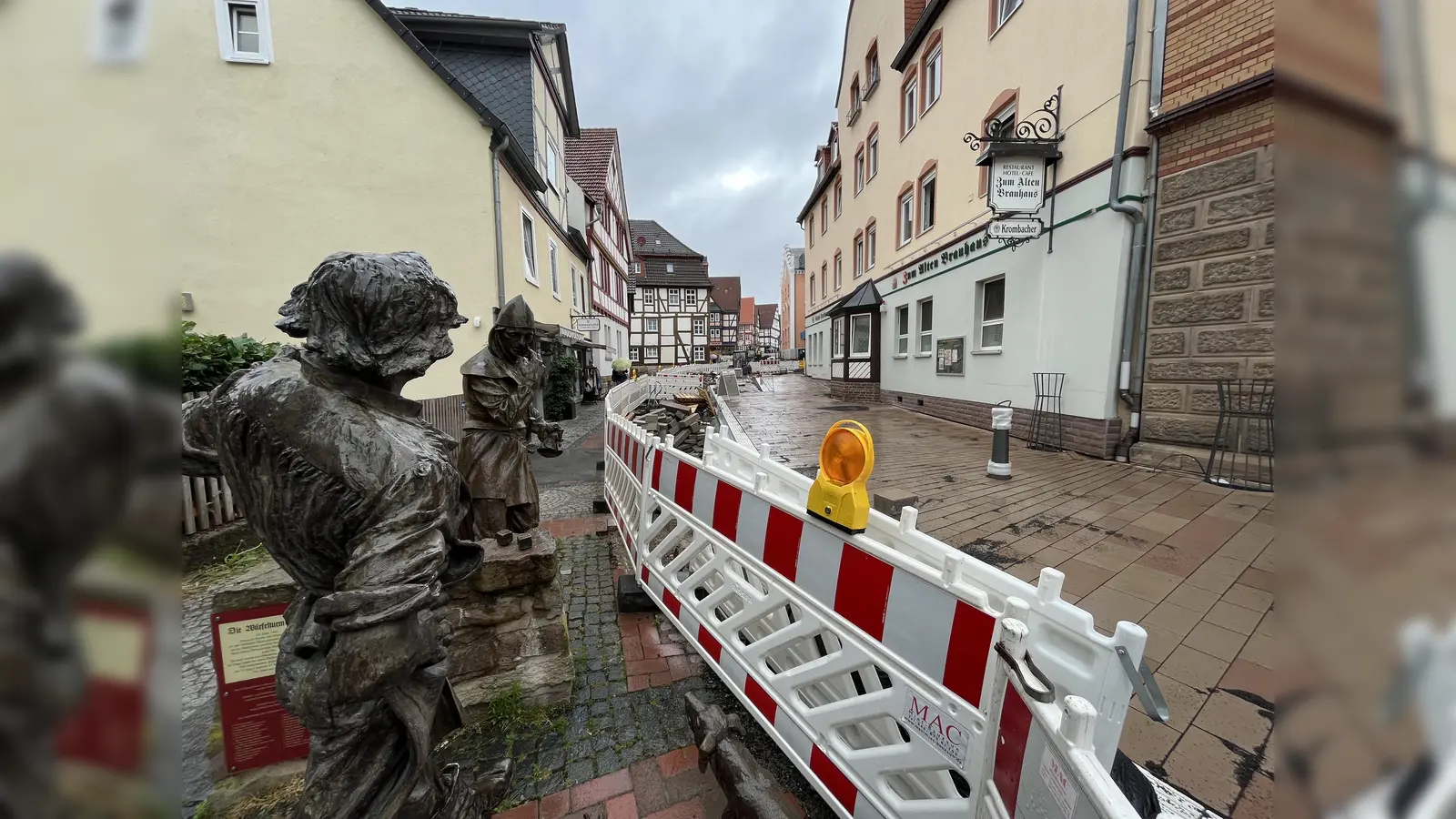 Die Würfler schauen zu, wie die Pflasterarbeiten voranschreiten. (Foto: Julia Sürder)