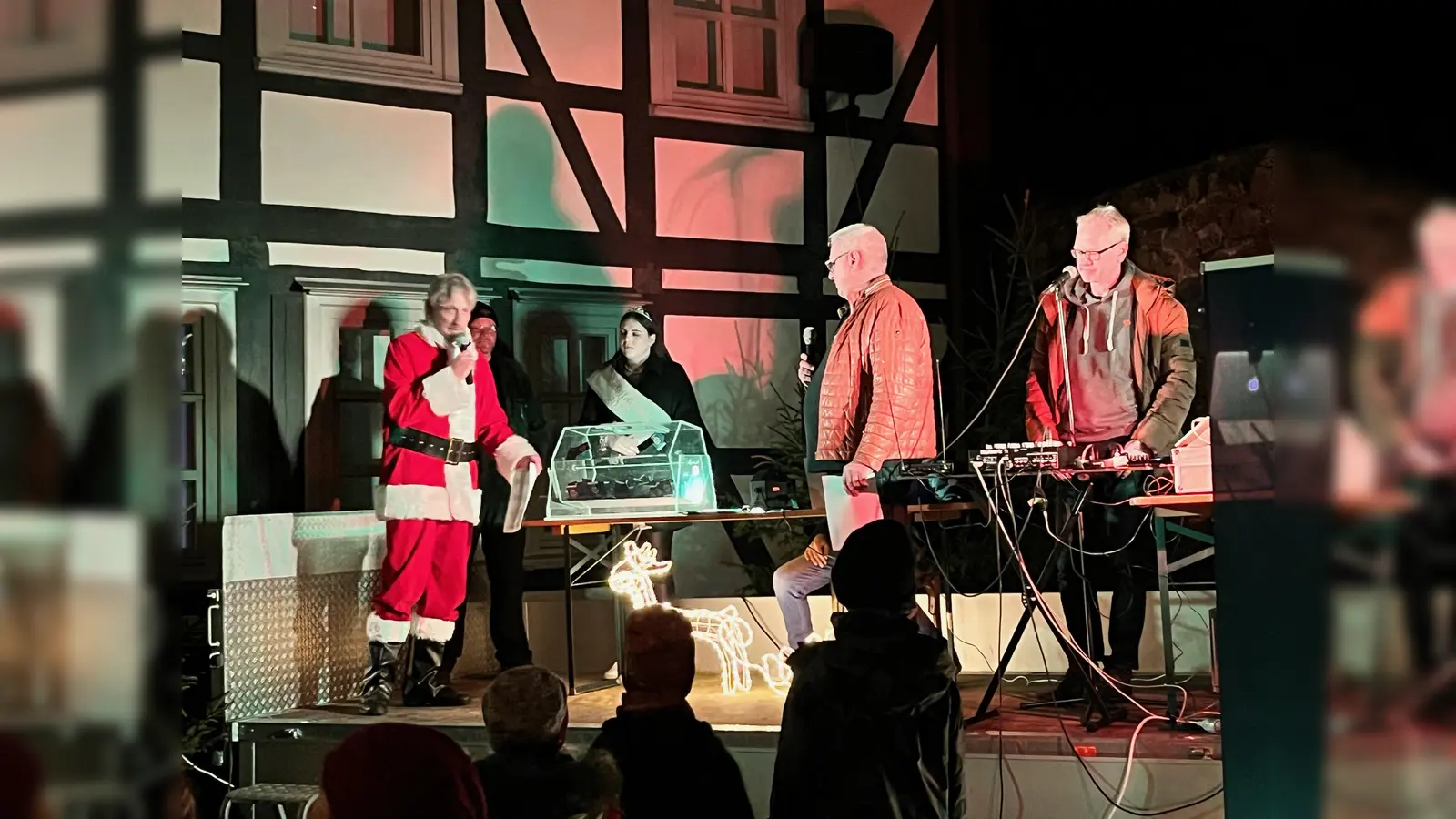 Verbreiteten nachweihnachtliche Stimmung (v.l.): Thorsten Lukas (Lions Club, Weihnachtsmann u. Moderator), Schornsteinfeger Detlev Müller (Glücksbringer), Uslarer Kartoffelkönigin Michelle Deutschler (Glücksbringerin), Dirk-Michael Lange (Lions Club, Moderator) und Jörg Niggemann (DJ). (Foto: privat)