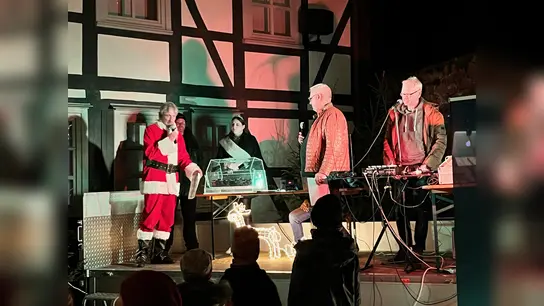 Verbreiteten nachweihnachtliche Stimmung (v.l.): Thorsten Lukas (Lions Club, Weihnachtsmann u. Moderator), Schornsteinfeger Detlev Müller (Glücksbringer), Uslarer Kartoffelkönigin Michelle Deutschler (Glücksbringerin), Dirk-Michael Lange (Lions Club, Moderator) und Jörg Niggemann (DJ). (Foto: privat)