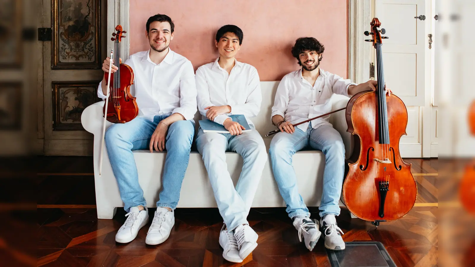 Treten am 23. Mai in der Schlosskapelle Bevern auf: Die drei Musiker des Trios Koinè. (Foto: Trio Koinè / privat)