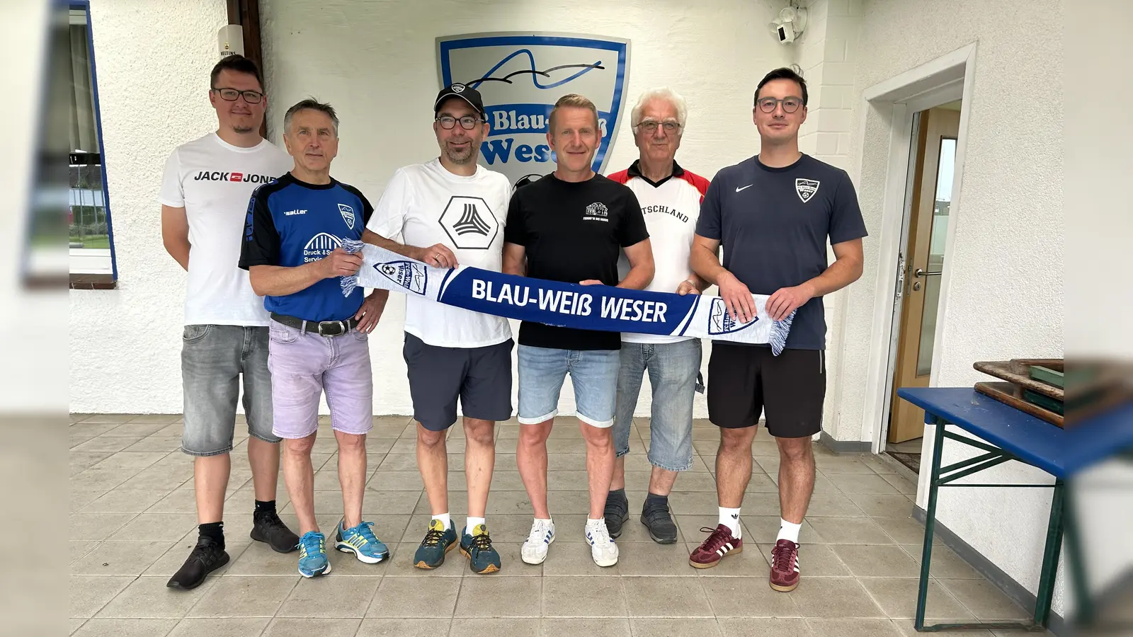 Spielbereichsleiter Christian Grimm, 1. Vorsitzender Gerd Henke, Trainer Torsten Wegener, sportlicher Leiter Stefan Hensel, Finanzvorstand Zehdin Piljug und 2. Vorsitzender Louis Schreck.  (Foto: FC Blau-Weiß Weser)