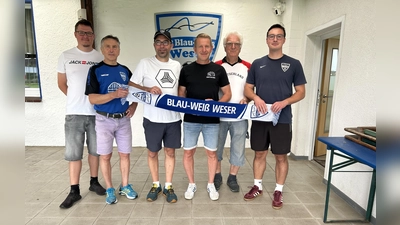 Spielbereichsleiter Christian Grimm, 1. Vorsitzender Gerd Henke, Trainer Torsten Wegener, sportlicher Leiter Stefan Hensel, Finanzvorstand Zehdin Piljug und 2. Vorsitzender Louis Schreck.  (Foto: FC Blau-Weiß Weser)