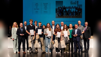Verleihung des Förderpreises der Wirtschaft 2025 an das Städtische Gymnasium Steinheim (SGS) (vorne von links:) Schulleiter des SGS Marko Harazim, Preisträgerinnen und Preisträger Jacob Brummelte, Manuel Derksen, Lina Dziela, Lea Festing, Anna-Sophie Klose, (hinten 2. von rechts:) Arne Manthey, Ansprechpartner Begabten- &amp; Hochbegabtenförderung am SGS. Wegen einer Klassenfahrt sind Sophia Schübeler und Arne Lödige nicht anwesend, krankheitsbedingt fehlt Merle Pollmann.<br>(hinten von links:) Sylvia Looks (CLAAS Stiftung Harsewinkel), Thorsten Heggen (VerbundVolksbank OWL eG), Prof. Dr. René Fahr (Universität Paderborn), (5. v. l.:) Thomas Herrmann (HEGLA), Hans-Bernd Janzen (Kreis Paderborn), Eva Thöne (Vauth-Sagel), Arne Manthey (Ansprechpartner Begabten- &amp; Hochbegabtenförderung am SGS), Bürgermeister von Paderborn Michael Dreier, (vorne rechts:) Werner Dürdoth (Kreis Höxter) (Foto: Universität Paderborn, Thorsten Hennig)