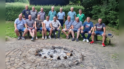 Hinten links: Reinhard Preuss, Wilfried Mönnekes, Walter Steiner, Jürgen Berkenhoff, Adolf Spieker, Günter Markus, Reinhold Rampe.<br>Vorne links: Hubert Weinholz, Frank Bilstein, Birger Frewert, Volker Hiller (Vorstand), Hans Braune, Ulli Müller, Josef Köhne (Betreuer) Jürgen Trepschik, Peter Wiehe.<br>Nicht auf dem Foto: Martin Brand, Hubert Wöstefeld, Manfred Meier. (Foto: privat)