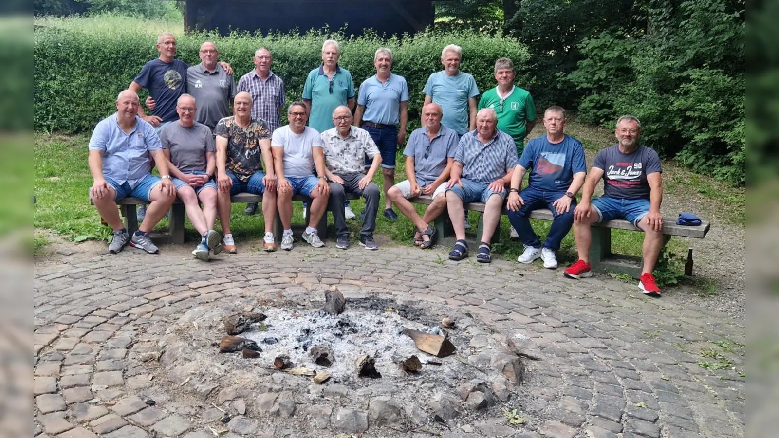 Hinten links: Reinhard Preuss, Wilfried Mönnekes, Walter Steiner, Jürgen Berkenhoff, Adolf Spieker, Günter Markus, Reinhold Rampe.<br>Vorne links: Hubert Weinholz, Frank Bilstein, Birger Frewert, Volker Hiller (Vorstand), Hans Braune, Ulli Müller, Josef Köhne (Betreuer) Jürgen Trepschik, Peter Wiehe.<br>Nicht auf dem Foto: Martin Brand, Hubert Wöstefeld, Manfred Meier. (Foto: privat)