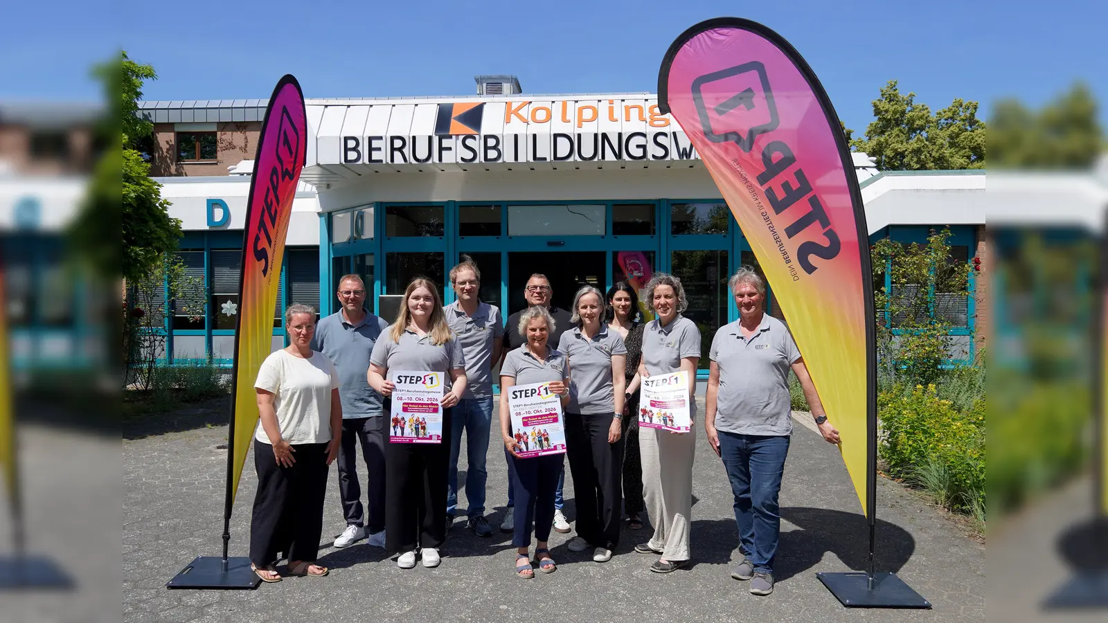 Das Organisationsteam der STEP1 freut sich auf viele Besucherinnen und Besucher der Messe (v.l.): Christina Neumann, Falk Brenke (beide fee), Paula Schunicht, Stefan Köneke (beide Kreishandwerkerschaft, Klaus Pollmann (Kolping-Berufsbildungswerk), Monika Grundke (IHK), Andrea Wesemann (Agentur für Arbeit), Jeanette Lahme (Kolping-Berufsbildungswerk) Caroline Rieger (Kreis Höxter) und Peter Rech (Kreishandwerkerschaft). (Foto: Pia Senneka, Kolping-Berufsbildungswerk)