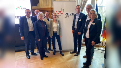 Abschlussveranstaltung in Düsseldorf: Matthias Keiser (Schulfachlicher Dezernent bei der Bezirksregierung Detmold), Prof. Detlef Buschfeld, Prof. Bernadette Dilger (beide wissenschaftliche Begleitung), Anja Rittinghaus (Schulfachliche Hauptdezernentin bei der Bezirksregierung Detmold) mit dem Lenkungsteam RBZB Höxter Gabriele Böker (Leiterin der Abteilung Schule und Kultur des Kreises Höxter), Michael Urhahne (Leiter Berufskolleg Höxter), Matthias Gehle (Leiter Johann-Conrad-Schlaun-Berufskolleg Warburg) und Birgit Klennert (Leiterin RBZB-Geschäftsstelle Höxter). (Foto: Kreis Höxter)