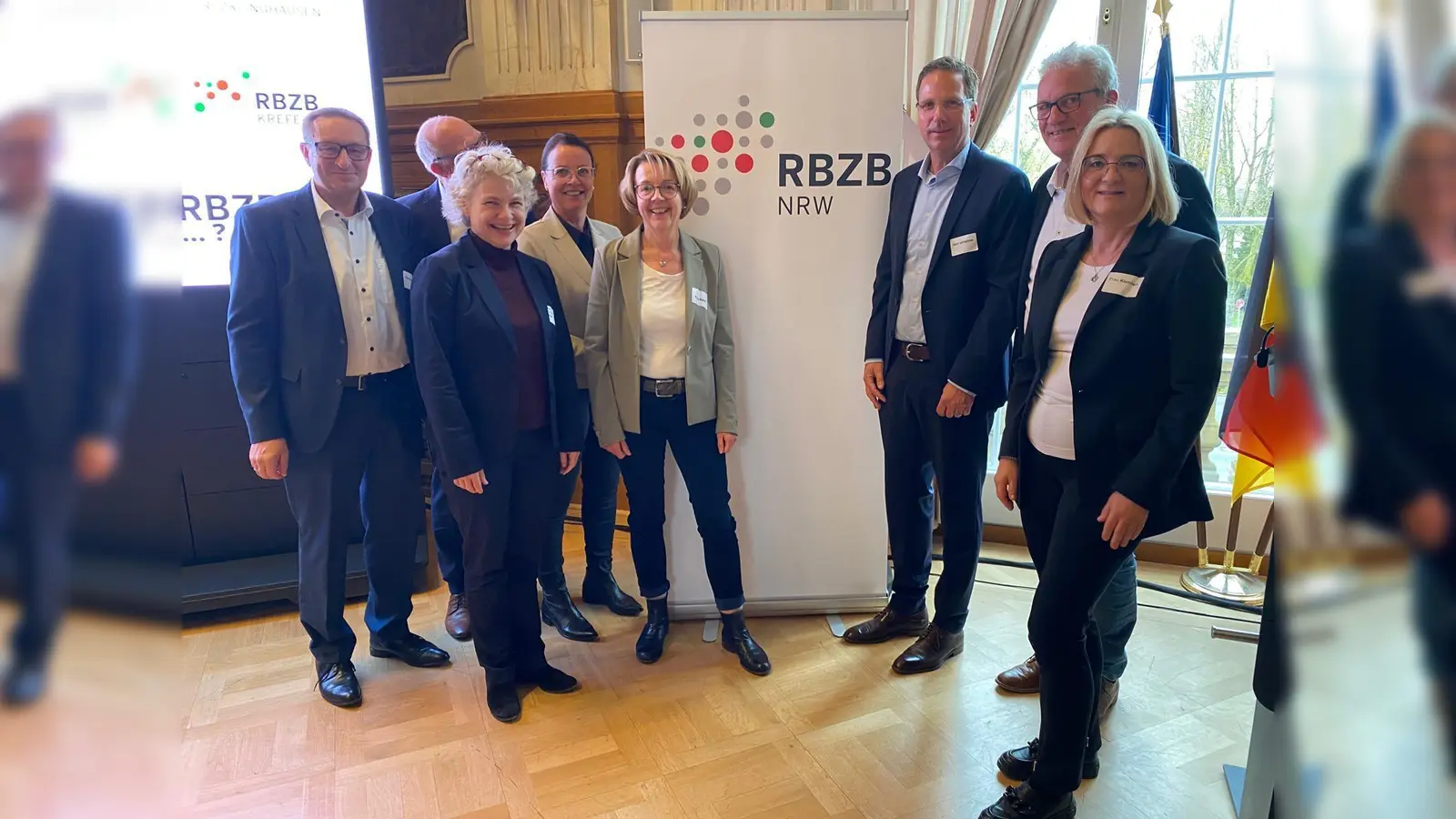 Abschlussveranstaltung in Düsseldorf: Matthias Keiser (Schulfachlicher Dezernent bei der Bezirksregierung Detmold), Prof. Detlef Buschfeld, Prof. Bernadette Dilger (beide wissenschaftliche Begleitung), Anja Rittinghaus (Schulfachliche Hauptdezernentin bei der Bezirksregierung Detmold) mit dem Lenkungsteam RBZB Höxter Gabriele Böker (Leiterin der Abteilung Schule und Kultur des Kreises Höxter), Michael Urhahne (Leiter Berufskolleg Höxter), Matthias Gehle (Leiter Johann-Conrad-Schlaun-Berufskolleg Warburg) und Birgit Klennert (Leiterin RBZB-Geschäftsstelle Höxter). (Foto: Kreis Höxter)