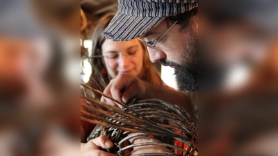 Karen Gossart und Corentin Lavalbeim Flechten eines Kunstwerks. (Foto: privat)