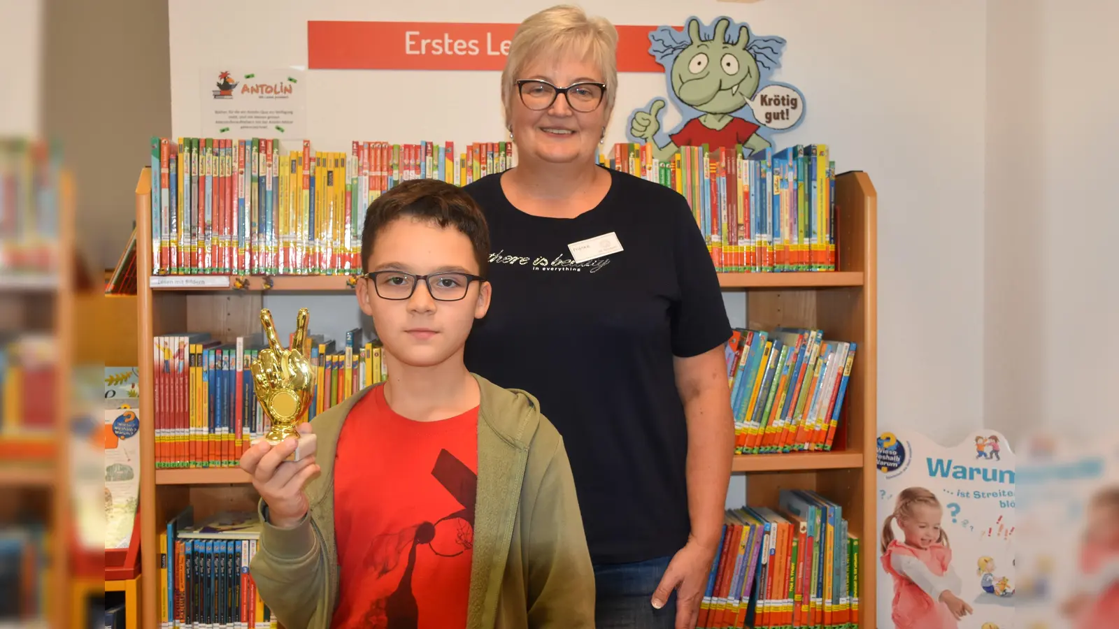 Marian Brinza (6. Klasse) war mit Abstand der eifrigste Leser und hatte auch ein schönes Logbuch gestaltet. Martina Franke und das Team der Bücherei hat ihn dabei gerne unterstützt. <br> (Foto: Barbara Siebrecht)