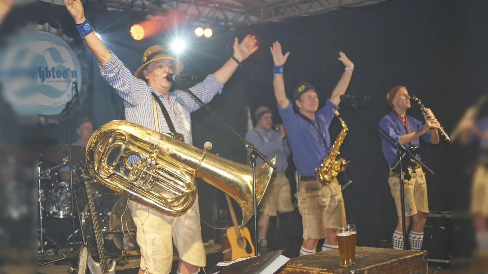 Heizten dem Hofgeismarer Publikum mächtig ein: Die beliebte Oktoberfestband „Blechblos´n”. (Foto: Stefan Bönning)
