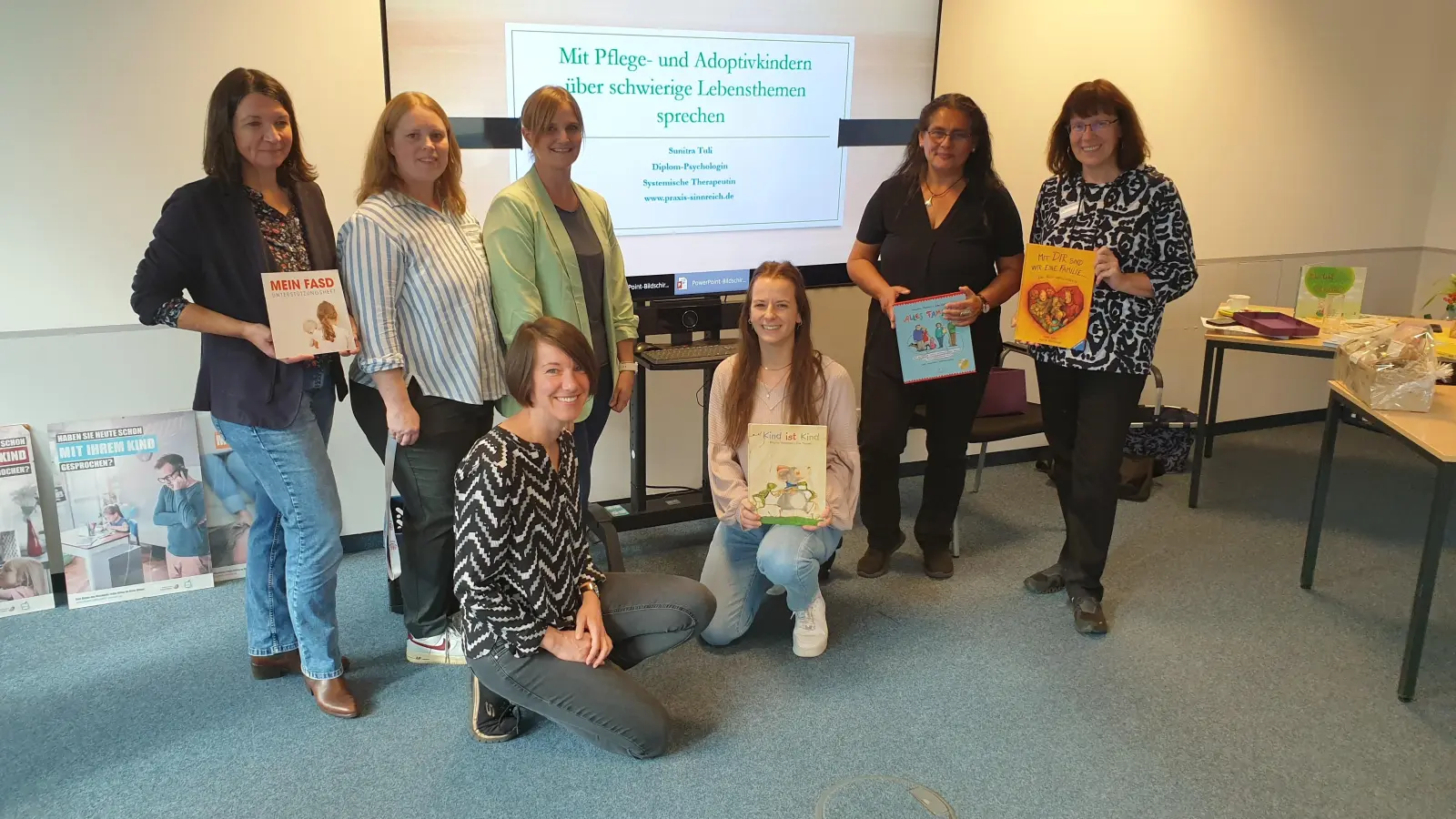 Möchten mit dem Fachtag Adoptiv- und Pflegeeltern in ihrer wichtigen Rolle stärken (v. l.): Kathrin Schade (Kreis Höxter) und Janine Füner (SkF Warburg) und (stehend v. l.): Uta Heilemann-Kleine, Jennifer Williams, Marina Seipel (SkF Warburg), die Referentin Sunitra Tuli sowie Elke Hillebrand-Köster (SkF Warburg). (Foto: SkF Warburg e.V.)