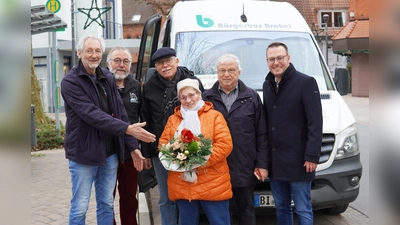 Frieda Wauer (Mitte) war der 12.000 Fahrgast im Bürgerbus in diesem Jahr. Es gratulierten (von links) Rainer Pauli, Werner Hoormann, Erwin Zimmermann, Rainer Krelaus und Bürgermeister Alexander Kleinschmidt. (Foto: Stadt Brakel)