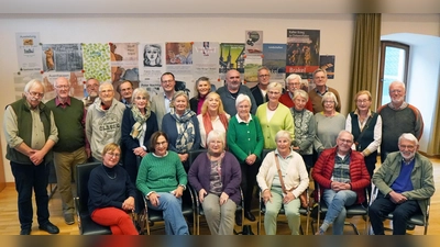 Alexander Kleinschmidt (Allg. Vertreter des Bürgermeisters, Mitte hinten) dankte den ehrenamtlichen Mitgliedern des Heimat- und Museumsvereins Brakel im Namen der Stadt Brakel für das besondere Engagement. (Foto: Stadt Brakel)