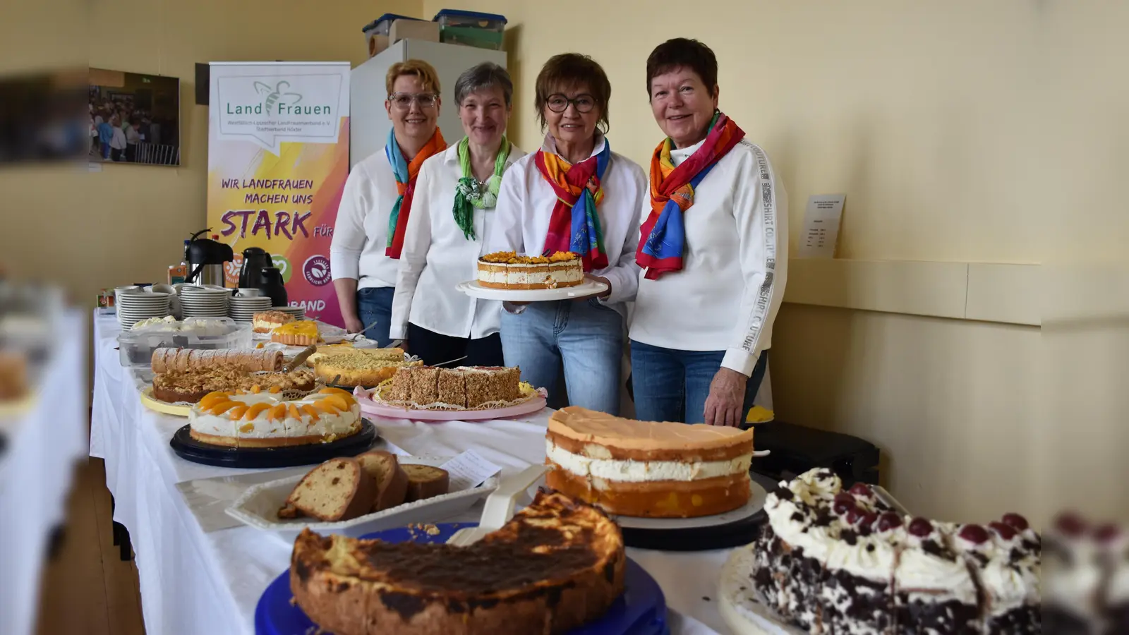 Die Landfrauen im Bezirk Höxter sorgten wieder für die Bewirtung im Café und verkauften die von den Standbetreiberinnen gebackenen Kuchen. Etwa 50 Kuchen und Torten waren im Angebot.  (Foto: Barbara Siebrecht)