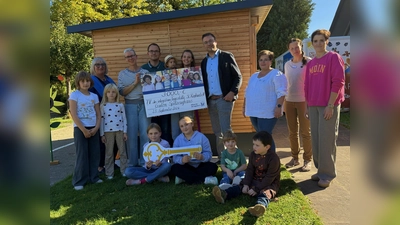 Stehend v.l.: Sophia Rampe, Marlen Antenbrink, Angela Braun, Nicola Auge, Lars Herdick, Marie <br>Rampe, Benedicta Rampe, Andreas Tebbe, Sandra Bangert, Lisa Winter, Kristina Hartmann, (knieend v.l.) Fiona Tebbe, Lili Wimmer, Filip Kyrcz, Michael Biermann. (Foto: privat)
