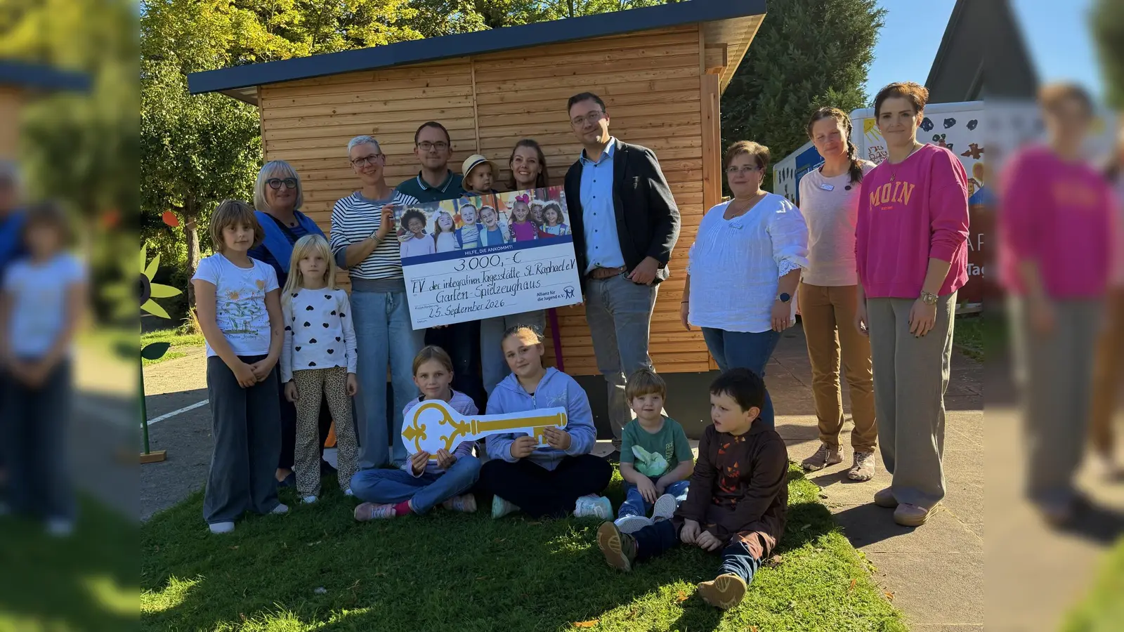 Stehend v.l.: Sophia Rampe, Marlen Antenbrink, Angela Braun, Nicola Auge, Lars Herdick, Marie <br>Rampe, Benedicta Rampe, Andreas Tebbe, Sandra Bangert, Lisa Winter, Kristina Hartmann, (knieend v.l.) Fiona Tebbe, Lili Wimmer, Filip Kyrcz, Michael Biermann. (Foto: privat)