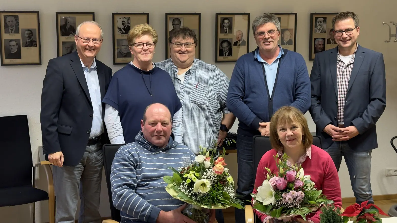 Die Geehrten: (h. v. l.) Hubertus Grimm, Andrea Behler, Ludger Ernst, Frank Filmar und Stefan Gördemann und (v. v. l) Bernhard Spieker und Angelika Hüfner-Persitzky (nicht im Bild: Uwe Siebeneicher). (Foto: Stadt Beverungen)