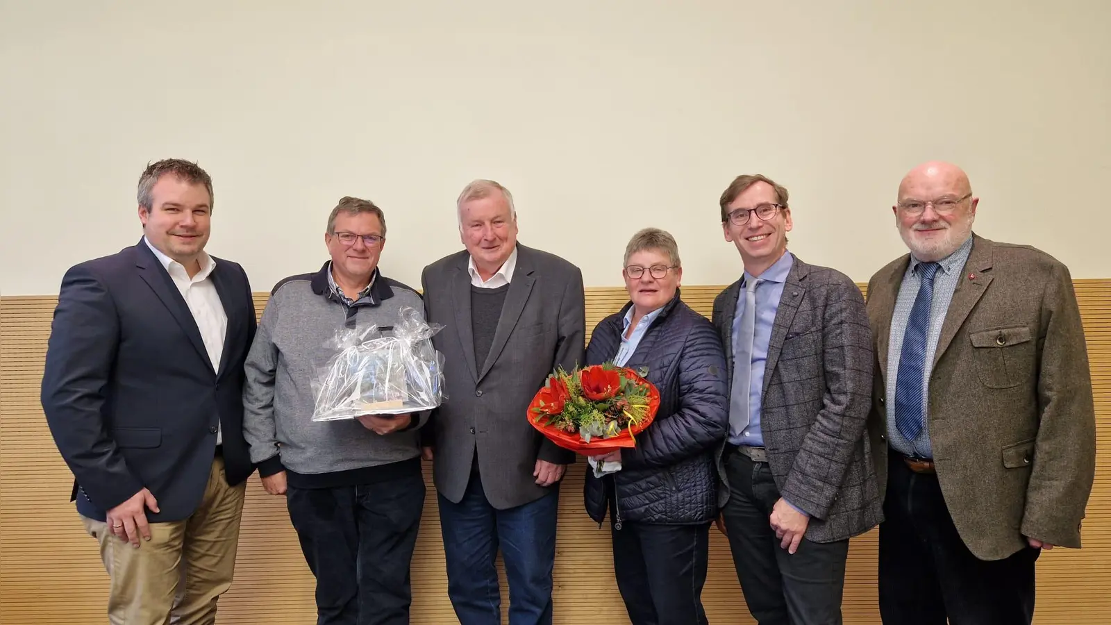 Bezirksverwaltungsstellenleiter Daseburg Thomas Klenke, Josef Schwatze, Kreisheimatpfleger Hans-Werner Gorzolka., Donata Redeker, Bürgermeister Tobias Scherf und Stadtheimatpfleger Ulrich Nolte. (Foto: Stadt Warburg)