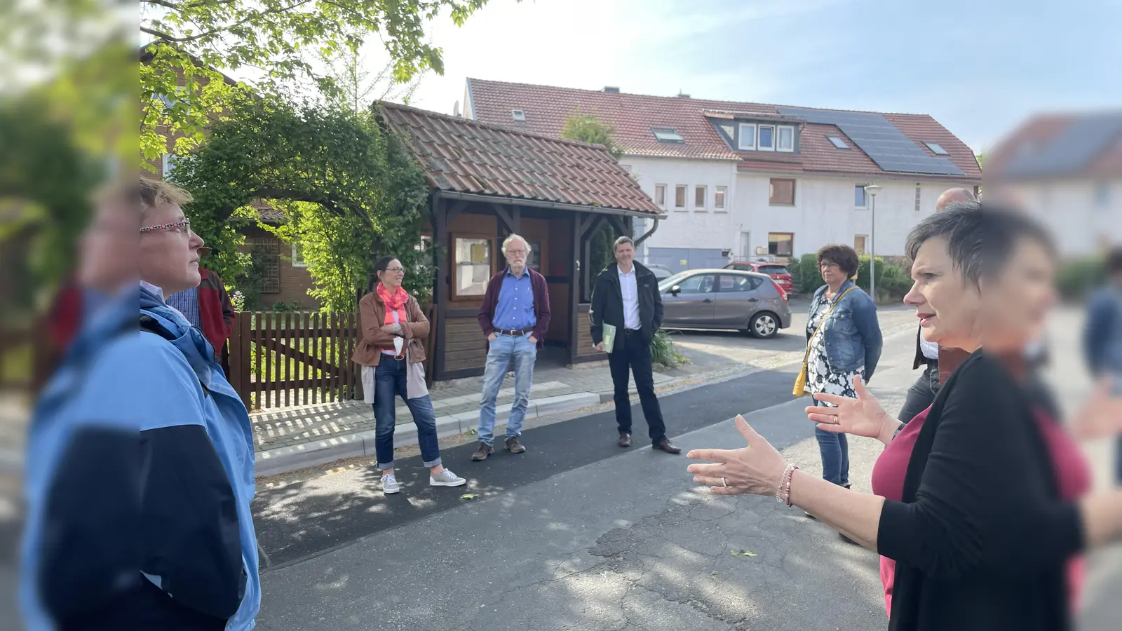 Exkursion zur Bushaltestelle. (Foto: Christine Bossow/Landkreis Holzminden/LEADER)