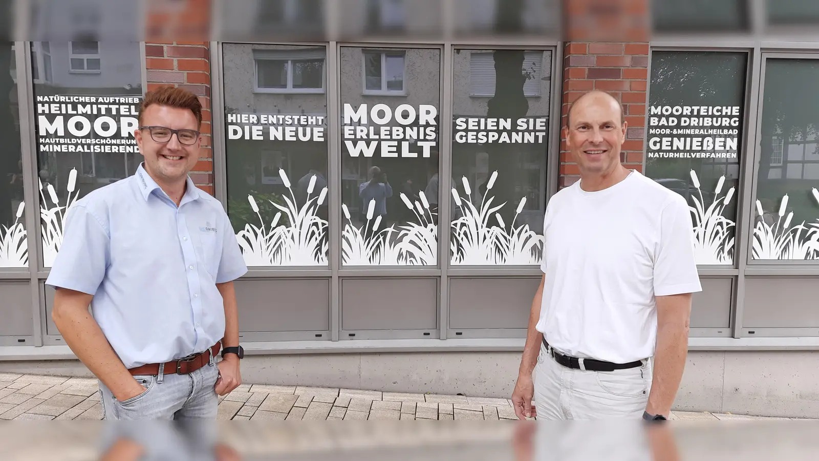 V.l.: Daniel Winkler (Bad Driburger Touristik GmbH) und Uwe Damer (Kulturdezernent der Stadt Bad Driburg) freuen sich auf die Eröffnung der Moorerlebniswelt. (Foto: Bad Driburger Touristik GmbH)