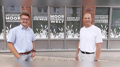 V.l.: Daniel Winkler (Bad Driburger Touristik GmbH) und Uwe Damer (Kulturdezernent der Stadt Bad Driburg) freuen sich auf die Eröffnung der Moorerlebniswelt. (Foto: Bad Driburger Touristik GmbH)