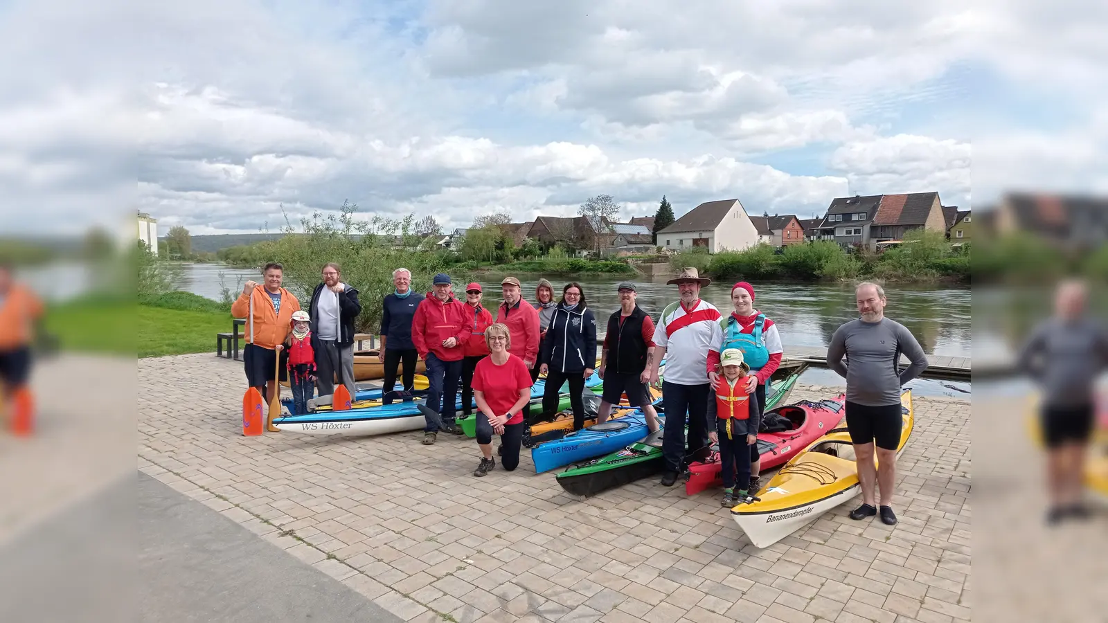 V.l.: Michael Koziollek, Christina Müller, Adrian Müller, Thorsten Diercks, Johannes Möller, Brigitte Möller, Michaela Bast, Rainer Thrum, Marion Diercks, Angela Böhm, Fiete Lollo, Norbert Müller, Alex Müller, Vanessa Müller und Martin Sauerwein beim Start im Beverungen (Foto: Wassersport Höxter e.V.)