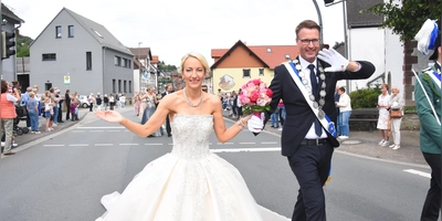 Festzug beim Schützenfest in Dalhausen (Foto: Peter Vössing)