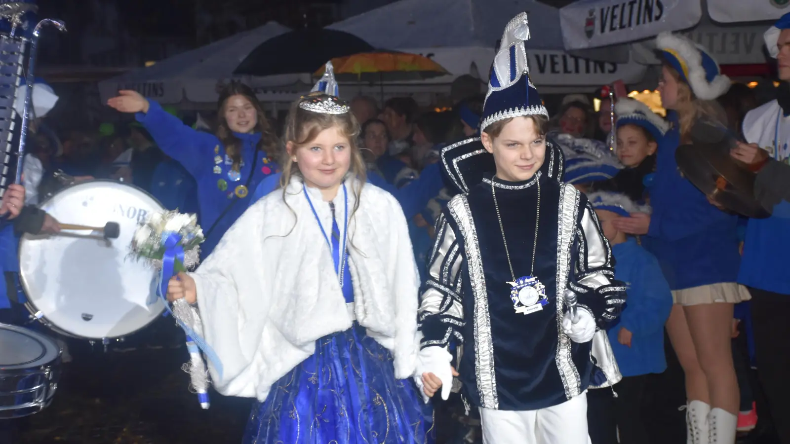 Prinzessin Marie-Sophie und Prinz Lennard zeigten sich zum ersten Mal bei der Sessionseröffnung 2024.  (Foto: Barbara Siebrecht)