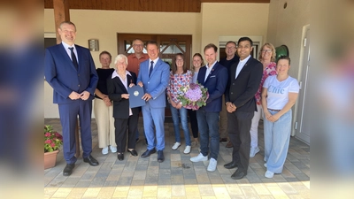 Große Ehrung für Cäcilia Diekmann. Auf dem Foto sind vorne von links der stellvertretende Bürgermeister Rafael Weber, Jubilarin Cäcilia Diekmann, Landrat Michael Stickeln, Ortsvorsteher Benedikt Dierkes, Pastor John Paul Thaikkadan; dahinter von links die Vertreter der Seniorengruppe Ü60, der kfd, des Gesangvereins und Kolping Heike Prenzel, Markus Tewes (1. Vorsitzender Kirchenvorstand), Anja Suermann, Dana Engemann, Christof Derenthal (Allgemeiner Vertreter des Bürgermeisters), Mathilde Wilhelms und Christine Hake. (Foto: privat)