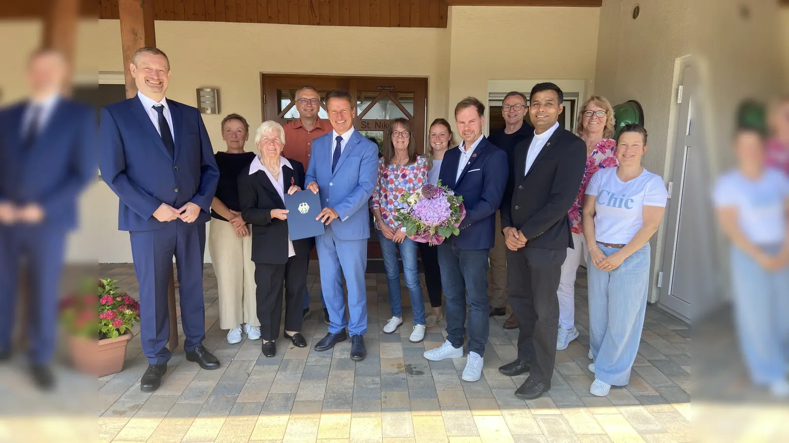 Große Ehrung für Cäcilia Diekmann. Auf dem Foto sind vorne von links der stellvertretende Bürgermeister Rafael Weber, Jubilarin Cäcilia Diekmann, Landrat Michael Stickeln, Ortsvorsteher Benedikt Dierkes, Pastor John Paul Thaikkadan; dahinter von links die Vertreter der Seniorengruppe Ü60, der kfd, des Gesangvereins und Kolping Heike Prenzel, Markus Tewes (1. Vorsitzender Kirchenvorstand), Anja Suermann, Dana Engemann, Christof Derenthal (Allgemeiner Vertreter des Bürgermeisters), Mathilde Wilhelms und Christine Hake. (Foto: privat)