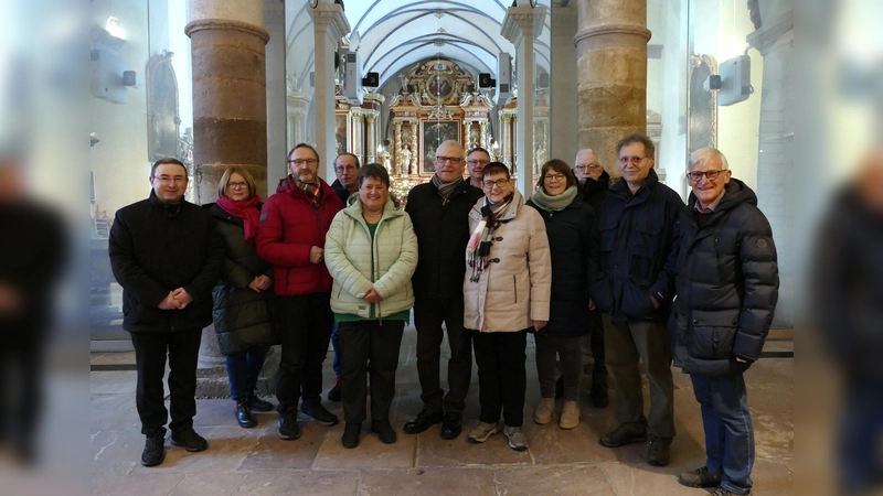 Küsterwechsel im Welterbe Corvey: Pfarrdechant Dr. Hans-Bernd Krismanek (von links), Nadine Fellmann, Matthias Kämpfer, Leonard Weskamp (alle Kirchenvorstand), Anne Quest, Johannes und Helga Gritzo, Marcus Beverungen (hinten, Verwaltungsleiter des Pastoralverbunds Corvey), Nicole Raabe (Gesamtpfarrgemeinderat), Rudolf Zimmermann (Küsterkollege), Georg Pietsch (Kirchenvorstand) und Josef Kowalski (ehemaliger geschäftsführender Vorsitzender des Kirchenvorstands). (Foto: Kirchengemeinde Corvey)