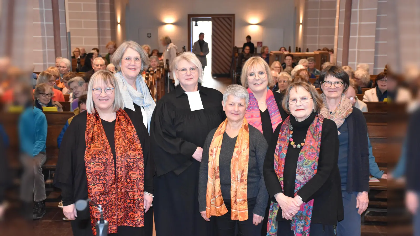 Christiane Nadje-Wirth (v. l.), Anett Winklmair, Friedhilde Lichtenborg, Marie-Luise Bittger, Silke Winter-Schrader, Petra Paulokat-Helling und Ursula Joppe hatten zum Gottesdienst um biblische Frauengestalten eingeladen.  (Foto: Barbara Siebrecht)