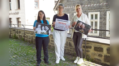 Eine gelungene Aktion von Frauen für Frauen (v.l.): Ninja Bröker, Hedwig Mellwig und Ulrike Nolte bei der Spendenübergabe. (Foto: Stadt Brakel)
