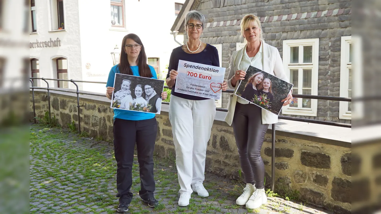 Eine gelungene Aktion von Frauen für Frauen (v.l.): Ninja Bröker, Hedwig Mellwig und Ulrike Nolte bei der Spendenübergabe. (Foto: Stadt Brakel)