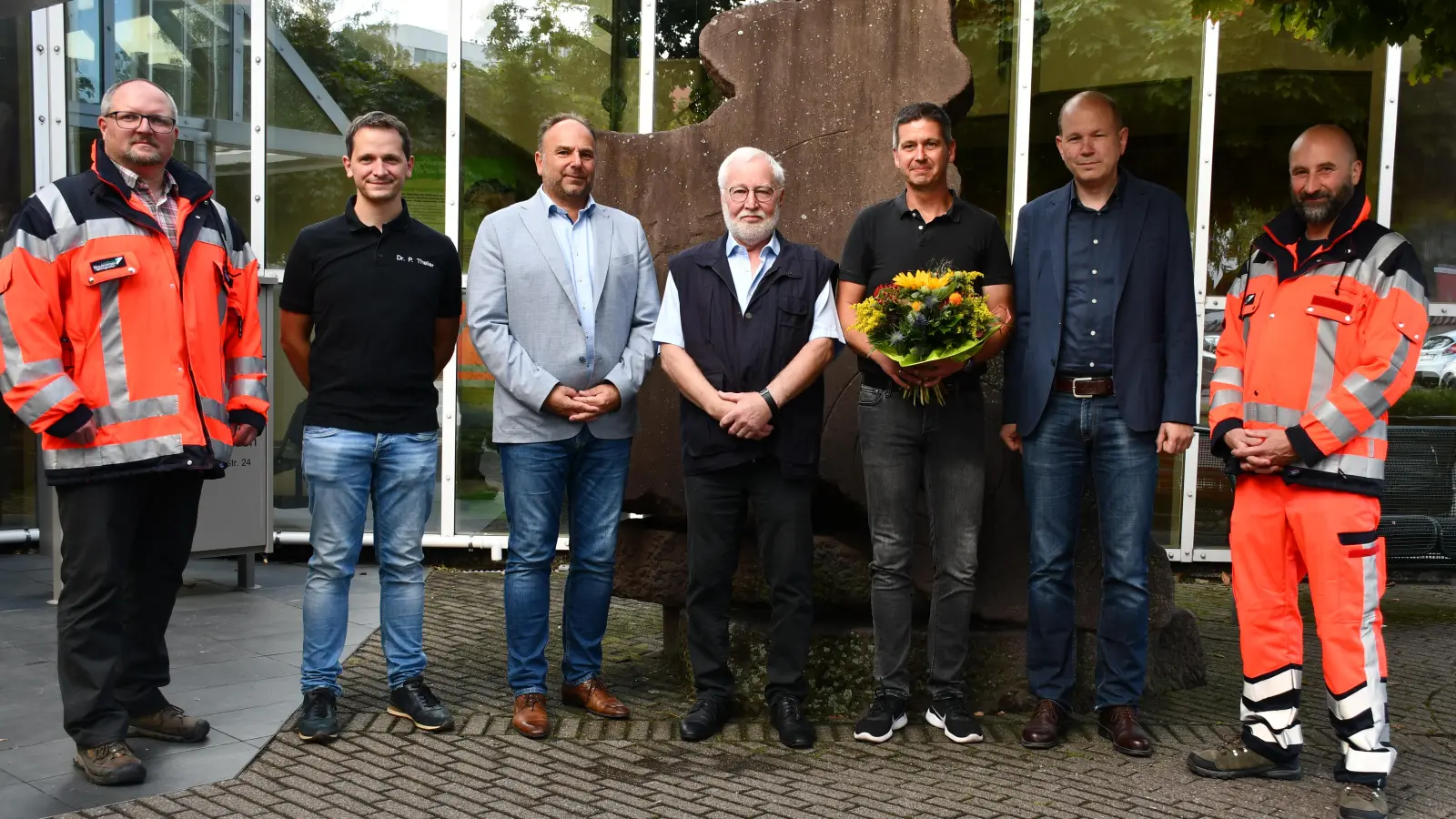 Ehrung für einen Lebensretter: Carsten Krüger (Betriebsleitung Eigenbetrieb Rettungsdienst), Dr. med. Philipp Theiler (Leitender Oberarzt Medizinische Klinik I, Agaplesion Evangelisches Krankenhaus Holzminden), Michael Schünemann (Landrat), Willi Kreykenbohm (Patient), Thomas Hartmann (Ersthelfer), Dr. Jan Körfer (Chefarzt Medizinische Klinik I, Agaplesion Evangelisches Krankenhaus Holzminden) und René Quitt, Notfallsanitäter (Eigenbetrieb Rettungsdienst).  (Foto: Peter Drews/Landkreis Holzminden)