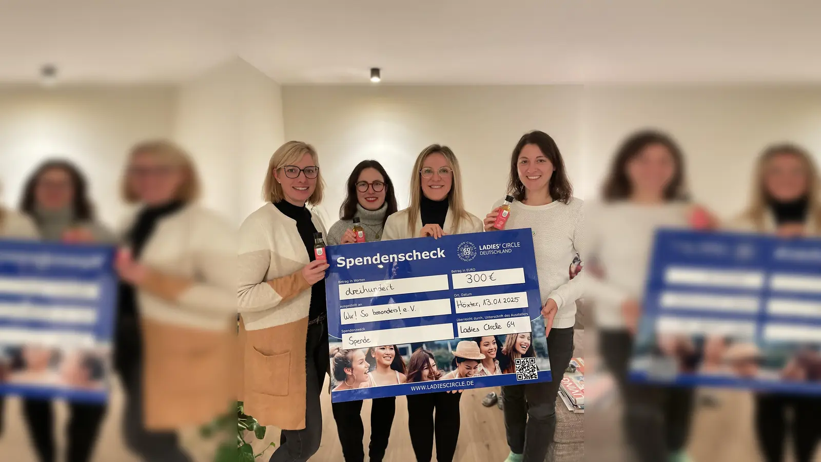 Frauke Groppe (links), Lena-Lynn Naraschkewitz (2. von links) und Michelle Reiner (rechts) vom Ladies‘ Circle Höxter-Holzminden haben Natalia Friesen (2. von rechts), Vorstandsvorsitzende des Vereins „Wir! So besonders“ jetzt 300 Euro Spendengelder übergeben, die der Verkauf des Holunderblütenessigs eingebracht haben. (Foto: privat)
