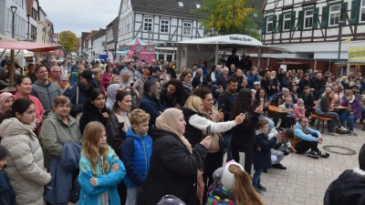 Das Bühnenprogramm zog die Leute auf den Platz vor dem Rathaus. (Foto: Marc Otto)