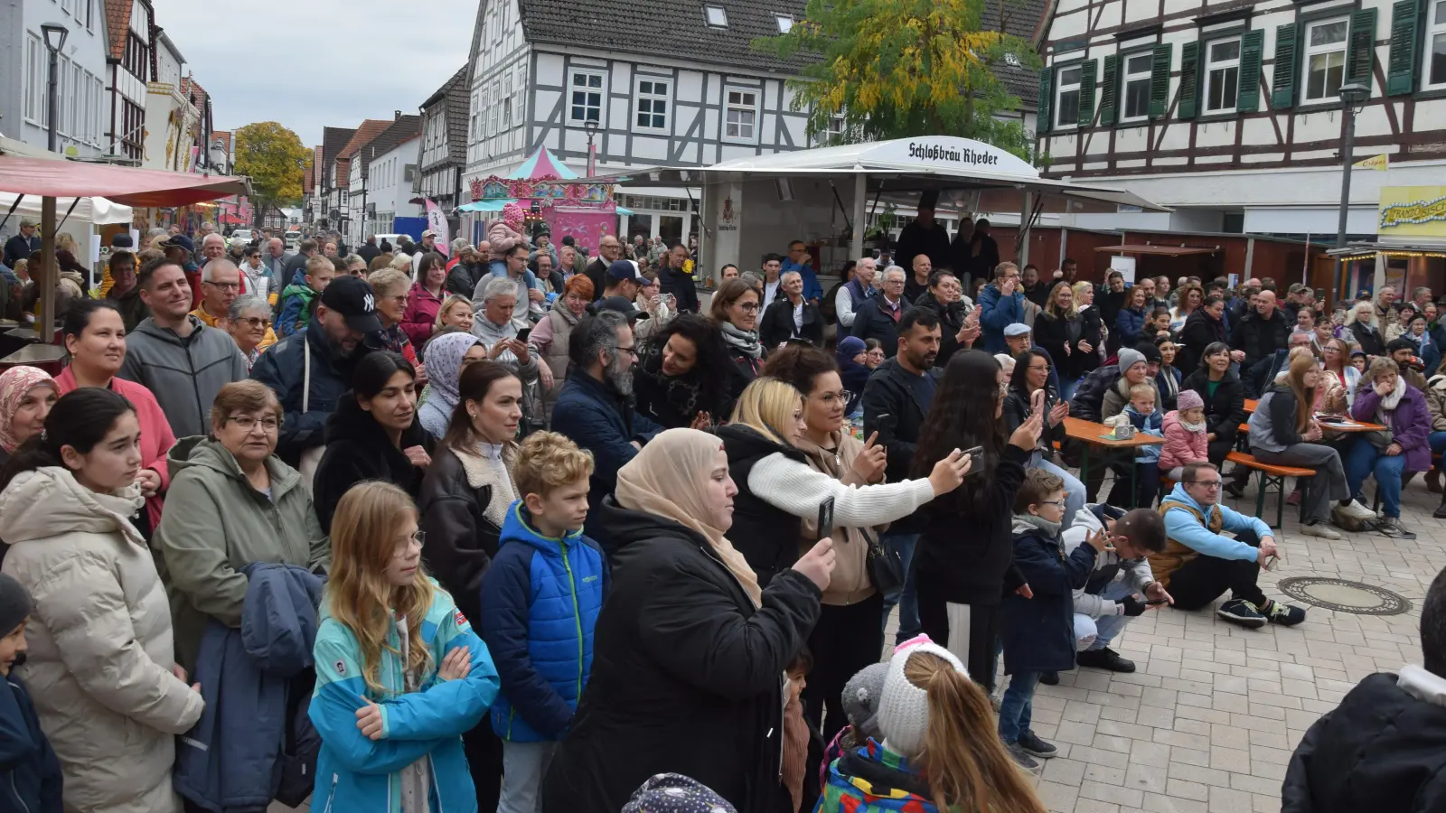 Das Bühnenprogramm zog die Leute auf den Platz vor dem Rathaus. (Foto: Marc Otto)