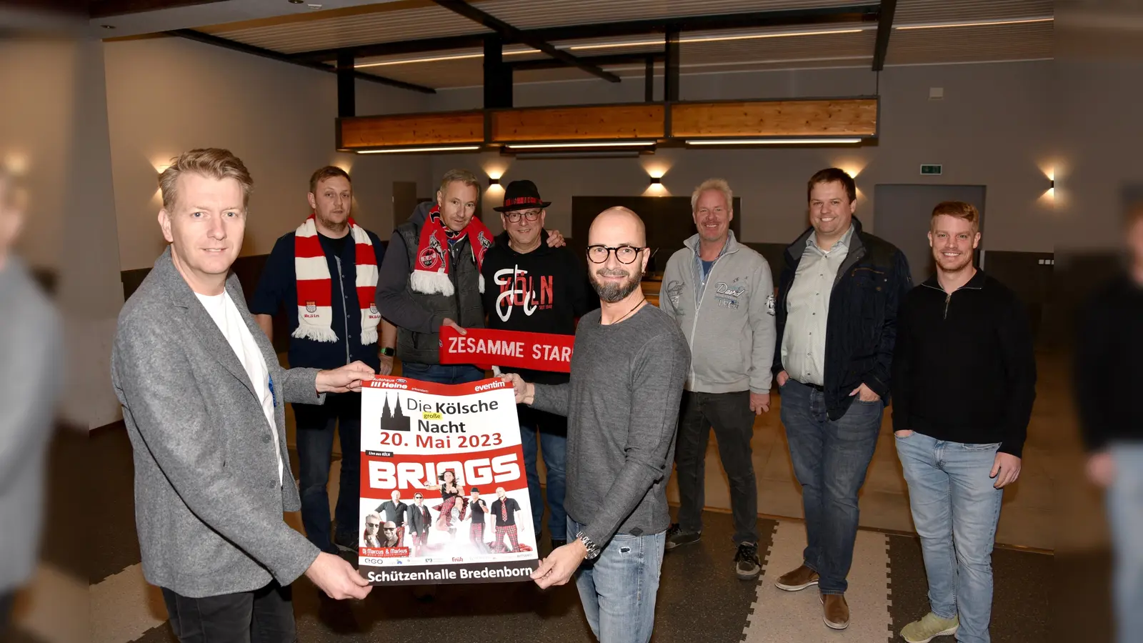 Vorne mit Plakat Markus Finger und Marcus Stiera und hinten v.l: Matthias Sonst, Thomas Liene, Dirk Bickmann, Matthias Hengsbach und René Müller (Heimatverein Bredenborn e.V.). (Foto: Thomas Kube)