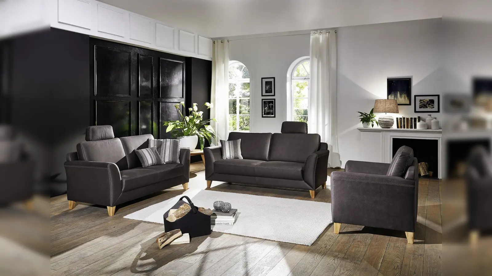 Boxspringsofas warten mit den gleichen Vorzügen auf wie ihre Artverwand-ten aus dem Schlafzimmer. (Foto: DGM/Ponsel)