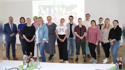 Martin Kupper (links), Vorstandsvorsitzender des Albert-Schweitzer-Familienwerk e.V., begrüßt 13 gut gelaunte und motivierte neue Mitarbeiterinnen und Mitarbeiter aus allen 11 Standorten in der Geschäftsstelle. (Foto: Albert-Schweitzer-Familienwerk)