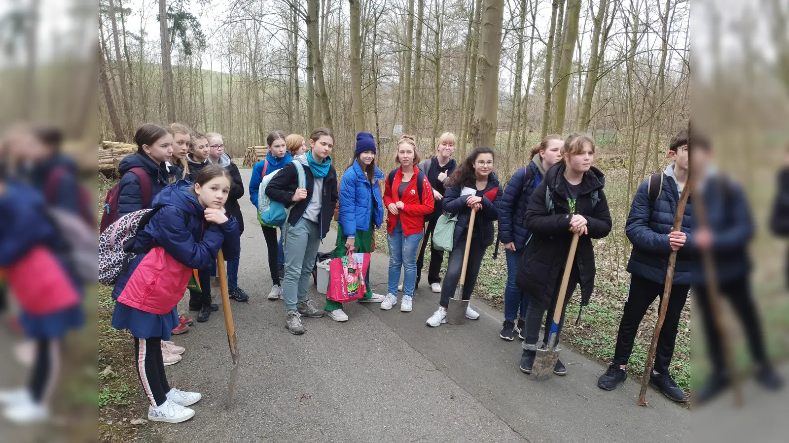 Baumpflanzaktion der Klasse 7a des Gymnasiums Marianum. (Foto: Marianum)